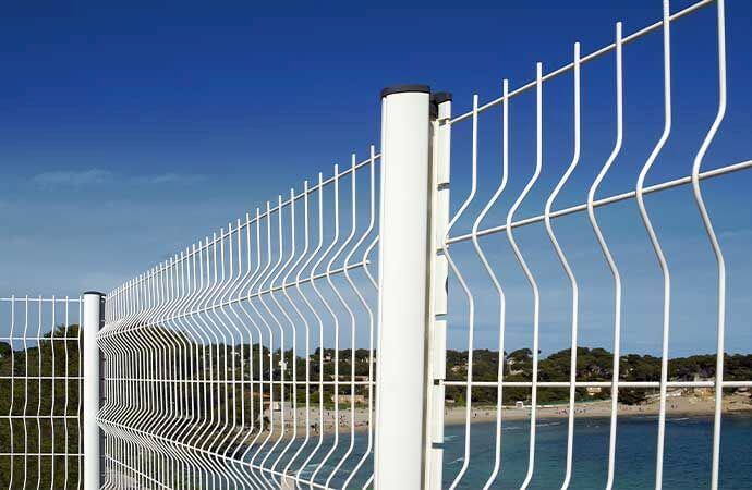 As etapas de instalação de uma cerca de rede pela Avenir Obras
