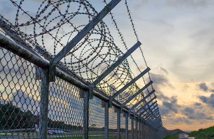 Fases de instalação de uma cerca rígida com Avenir Obras