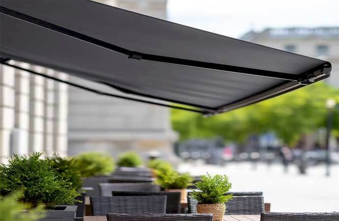 Fases de instalação de um toldo com caixa integral em Portugal