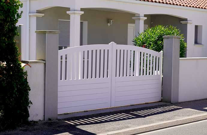 As fases de instalação de um portão PVC pela Avenir Obras
