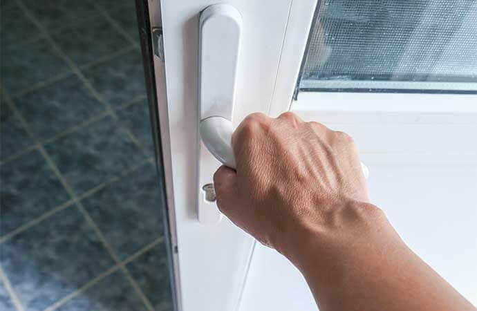 Fases de instalação de uma porta de entrada em PVC em Portugal