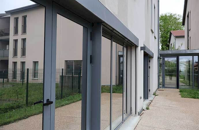 Fases de instalação e isolamento de uma porta de entrada envidraçada