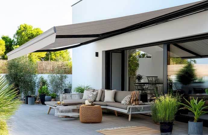 Fases de instalação de um toldo semi-cofre em Portugal