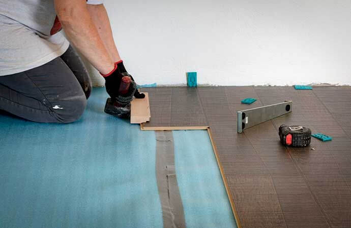 Fases de um projeto de renovação de piso interior em Portugal