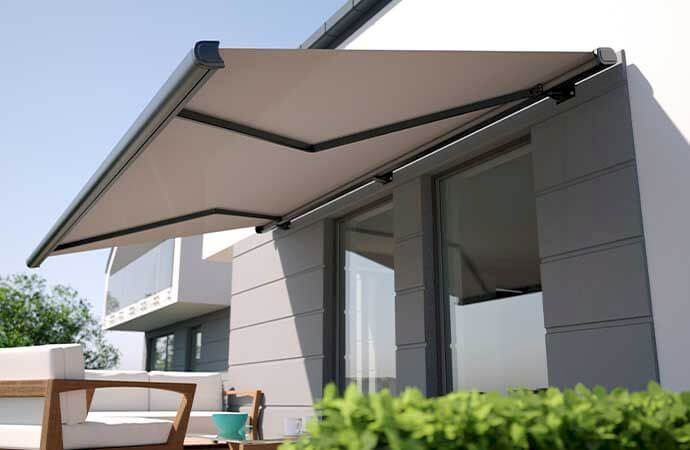 Fases de instalação de um toldo em Portugal